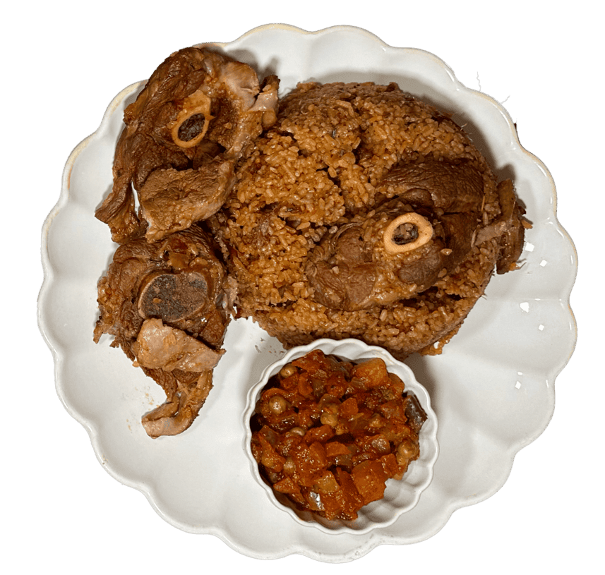 Plat africain fait maison aux épices traditionnelles et ingrédients frais.