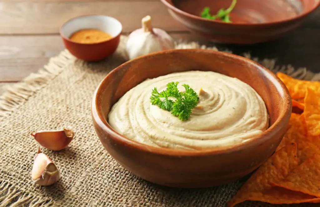 bol de houmous libanais maison garni de pois chiches et paprika