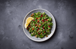 bol de taboulé libanais maison garni de persil et citron