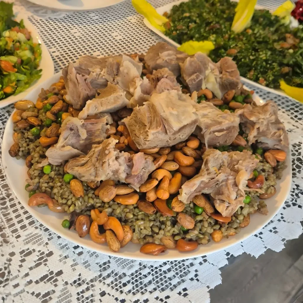 Freekeh syrienne à la viande garnie de fruits secs