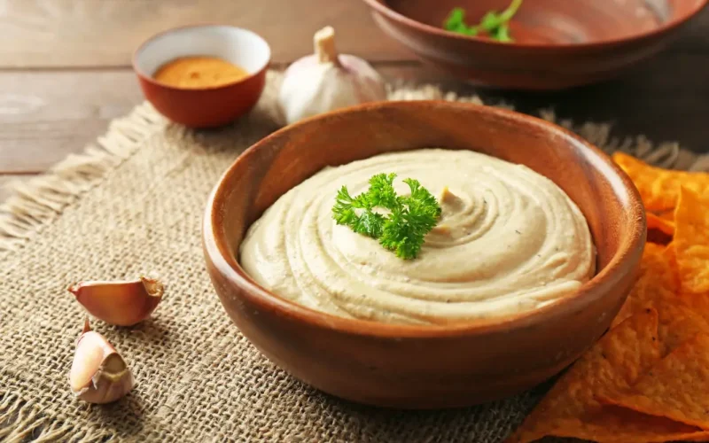 bol de houmous libanais maison garni de pois chiches et paprika