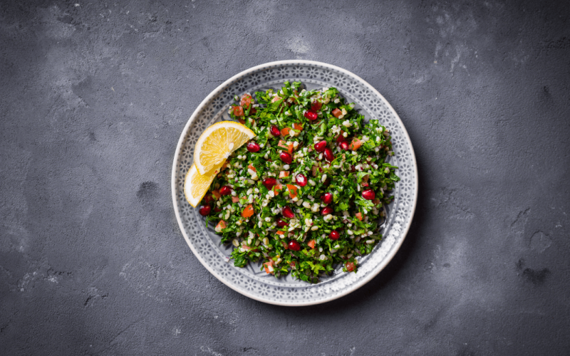 bol de taboulé libanais maison garni de persil et citron
